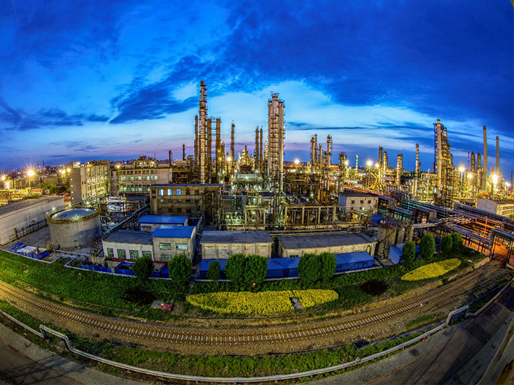 Honoring Teamwork: Partnership with Urumqi Petrochemical